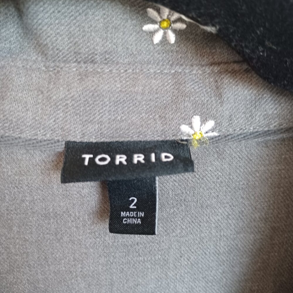 Torrid Shirt Daisy Embroidered Button Front Gray Cotton Taylor Womens 2X - Picture 4 of 12